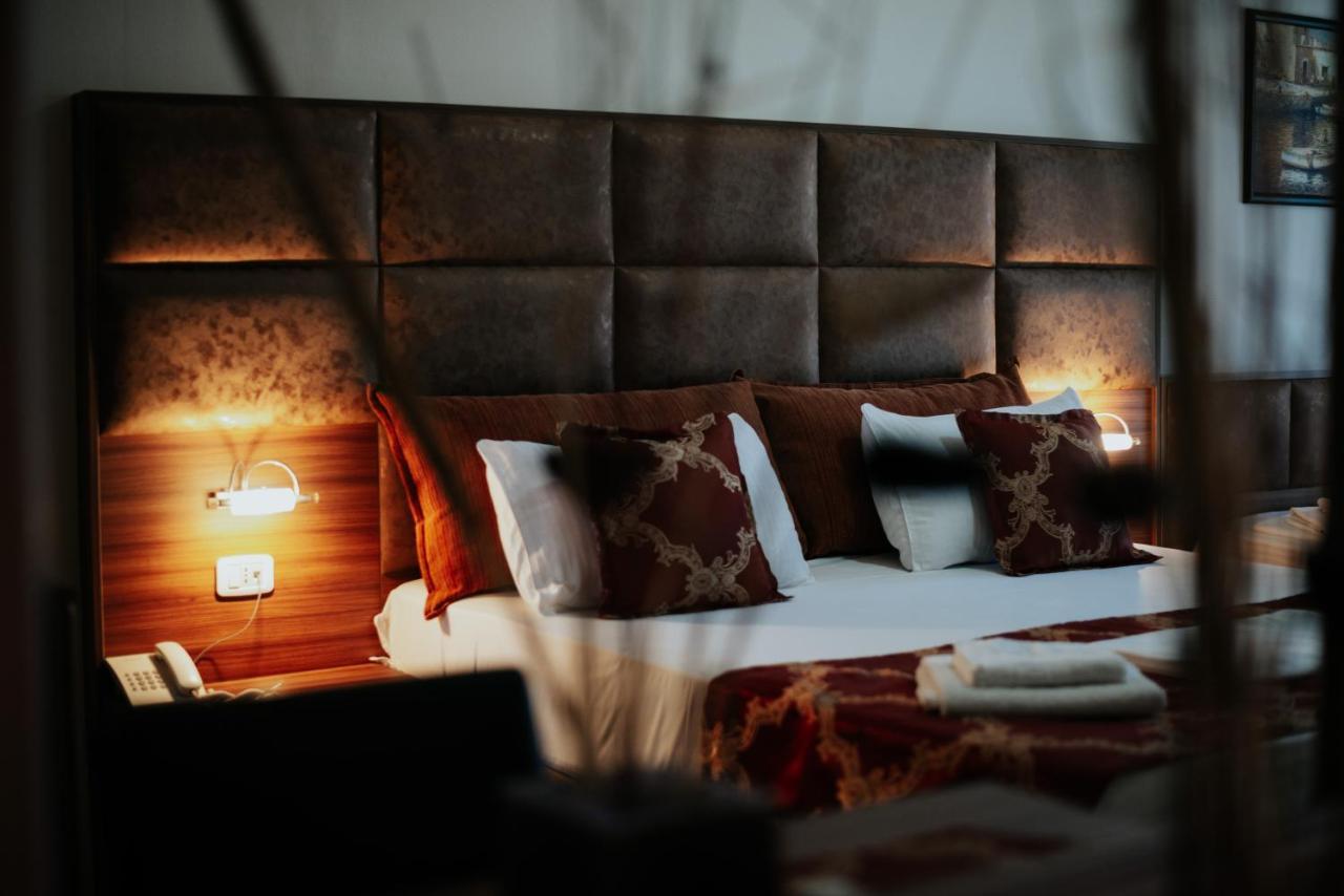 Hotel Lion ウルツィニ エクステリア 写真