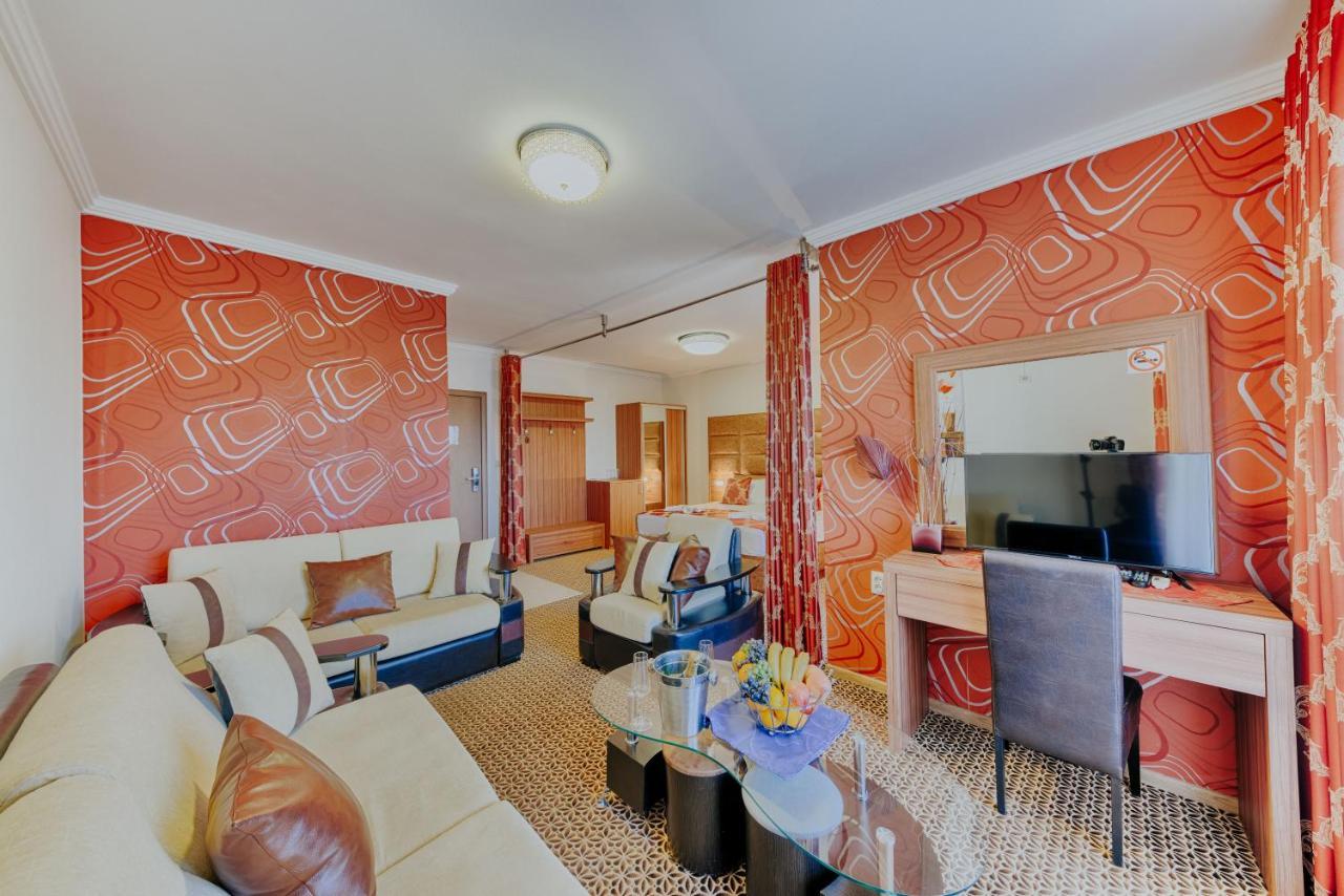 Hotel Lion ウルツィニ エクステリア 写真