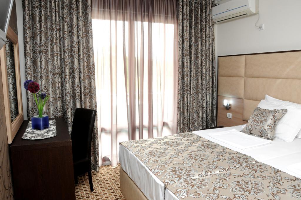 Hotel Lion ウルツィニ エクステリア 写真